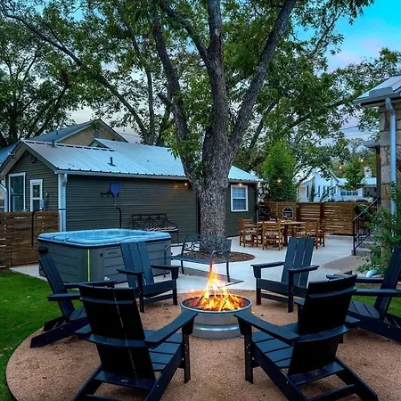 The Rock Haus - Fire Pit & Hot Tub Villa